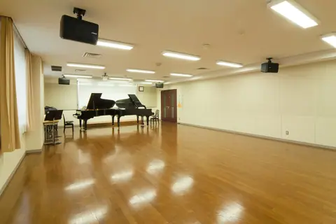 京都堀川音楽高等学校 レッスン室：グランドピアノのあるレッスン室