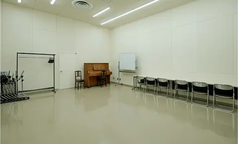 町田市民ホール 練習室：アップライトピアノのある練習室