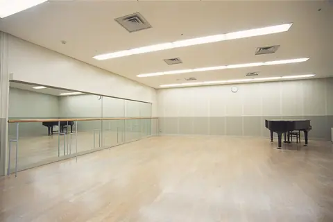 南足柄市文化会館（金太郎みらいホール）リハーサル室・練習室：鏡とピアノのある練習室