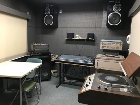 箕面市立中央生涯学習センター 音楽室・録音室：録音室（ミキサーとスピーカー）