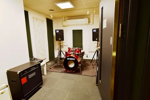 箕面市立東生涯学習センター 音楽スタジオ：音楽スタジオ1（ドラムセットとアンプ）
