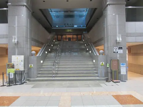 盛岡市民文化ホール 音楽練習室（エントランスの階段）