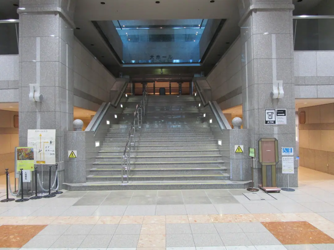 盛岡市民文化ホール 音楽練習室（エントランスの階段）