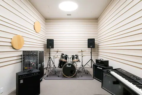 長野市芸術館 練習室（バンド練習室・音楽練習室・リハーサル室）（ドラム、アンプ、キーボードのある部屋）