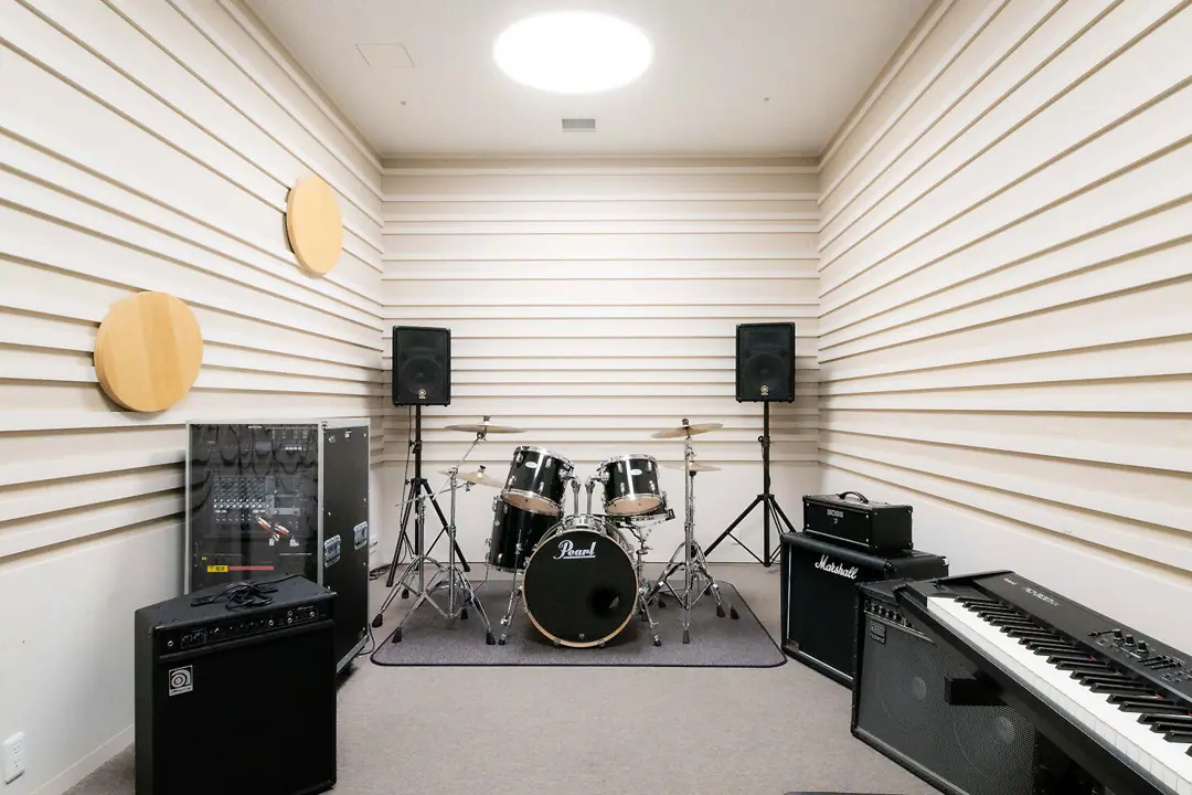 長野市芸術館 練習室(バンド練習室・音楽練習室・リハーサル室)(ドラム、アンプ、キーボードのある部屋)
