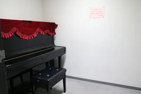 奈良市音声館 個人レッスン室・プレイルーム：アップライトピアノ
