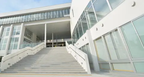 プラッツ習志野 中央公民館 音楽室1〜3：入口の階段と外観