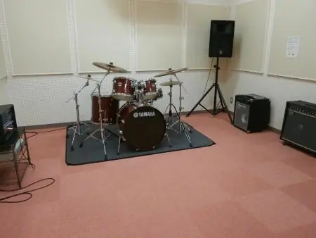 文化交流ひろば 音楽練習室1・2：ドラムセットとアンプのある練習室