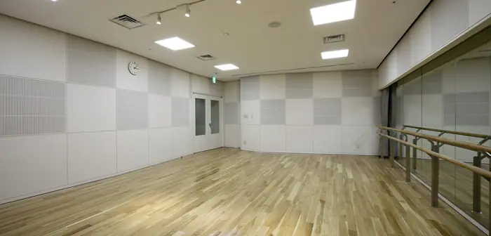 寝屋川市立地域交流センター(アルカスホール) 練習室・スタジオ(鏡とバーのあるリハーサル室)