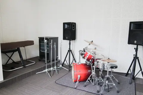 大分市市民ホール スタジオA/B/C（ドラムとスピーカーのあるスタジオ）