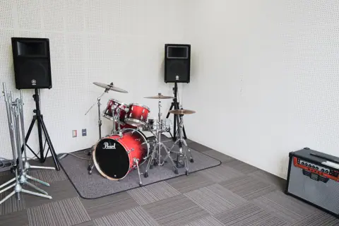 大分市市民ホール スタジオA/B/C：ドラム、アンプ、スピーカーのあるスタジオ