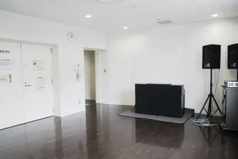 大分市市民ホール スタジオA/B/C：スピーカーとミキサーのある部屋