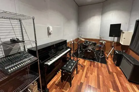 ミュージックタウン音市場 音楽スタジオ：Studio1（ピアノとドラムセット）