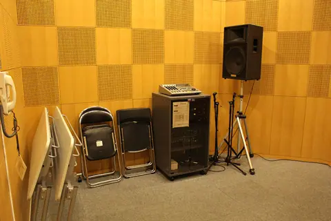 大阪市立阿倍野区民センター スタジオ：スピーカーとミキサーラックのある防音室