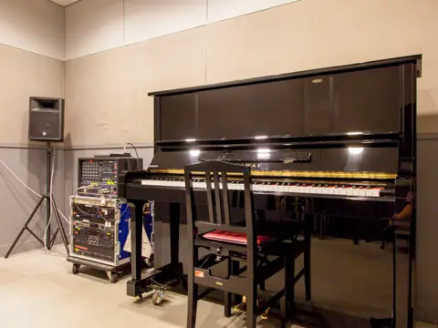 KOKO PLAZA(大阪市立青少年センター)音楽練習室:アップライトピアノと音響機材のある部屋