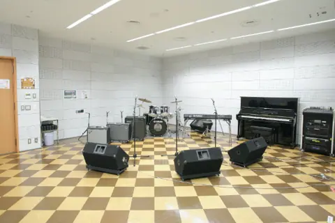 ほねごり杜のホールはしもと 練習室・音楽スタジオ：ドラムセットとピアノのある音楽スタジオ