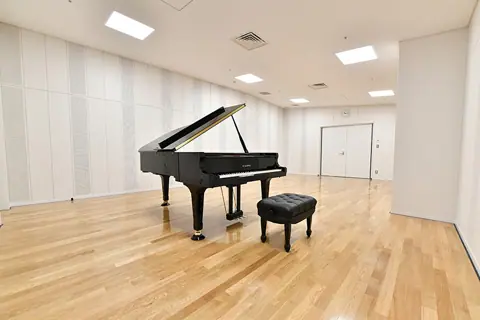 RaiBoC Hall（市民会館おおみや） スタジオ・リハーサルルーム：グランドピアノのあるスタジオ