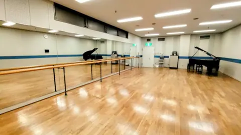 佐倉市民音楽ホール 練習室1・2（練習室1のグランドピアノと鏡）