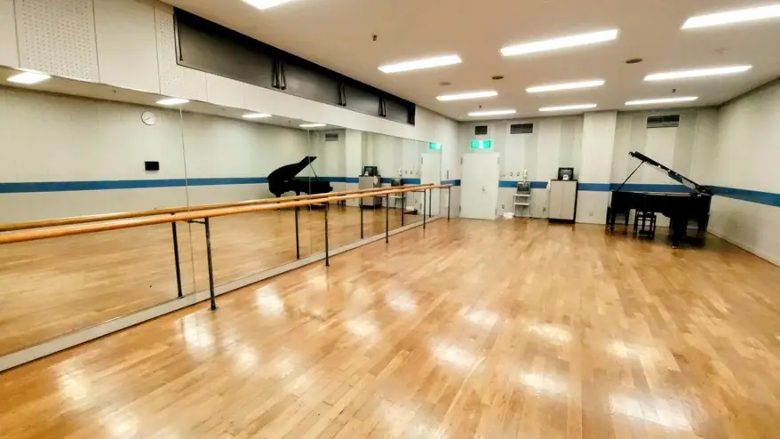 佐倉市民音楽ホール 練習室1・2（練習室1のグランドピアノと鏡）