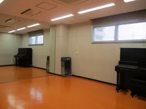フラワータウン市民センター リハーサル室・第1楽屋（練習室）（リハーサル室のアップライトピアノと鏡）