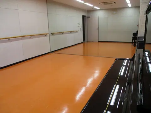 フラワータウン市民センター リハーサル室・第1楽屋（練習室）：リハーサル室のレッスンバーと鏡