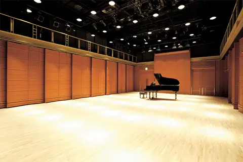 三田市総合文化センター 郷の音ホール 練習室・リハーサル室：アクトスクエア（リハーサル室）のグランドピアノ