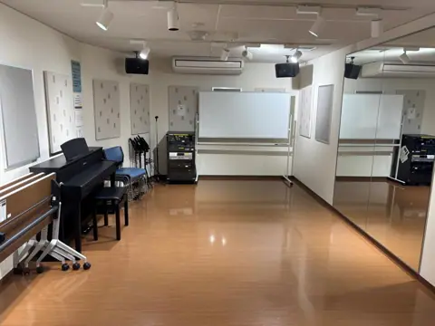上馬地区会館 音楽室：音楽室（ピアノ・鏡）
