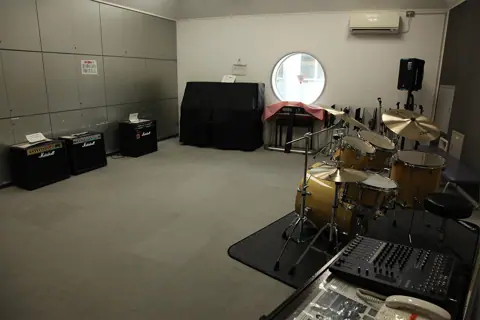 ユートリヤ すみだ生涯学習センター リハーサル室（音楽スタジオ（ドラム・アンプ・ピアノ））