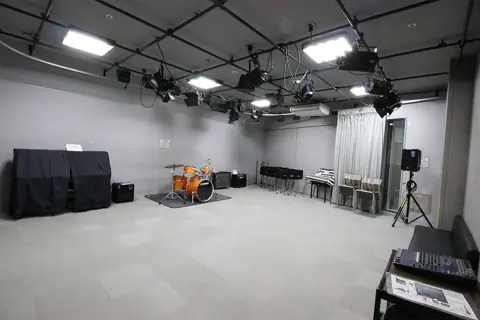 ユートリヤ すみだ生涯学習センター 音楽スタジオ・視聴覚スタジオ：ドラムとピアノのある練習室