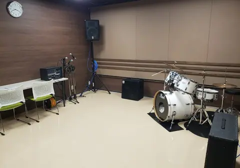 高松市 アートステーション 練習用スタジオ（IKODE瓦町）：ドラムセットとアンプのある練習室