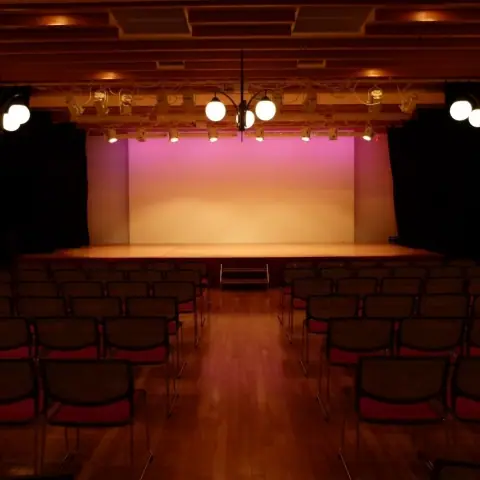 宝塚文化創造館 マイレッスンタイム（講堂ホールのステージと客席）