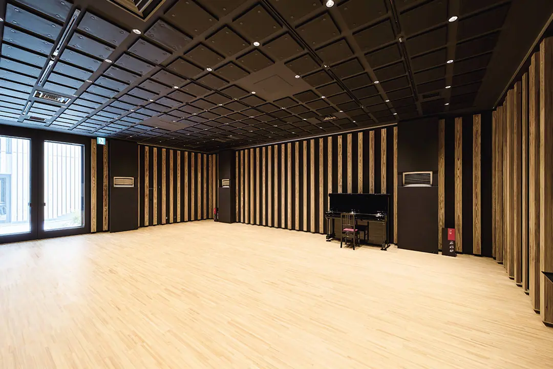 高槻城公園芸術文化劇場 南館 音楽系スタジオ(アップライトピアノのあるスタジオの室内)