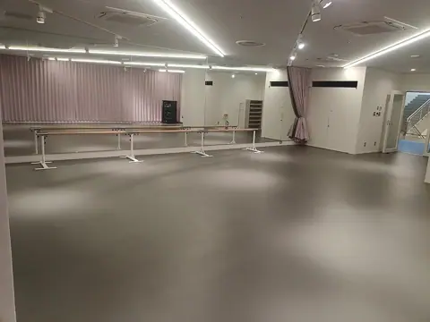 とくぎんトモニプラザ（徳島県青少年センター）小音楽室・音楽スタジオ（音楽・ダンススタジオの室内とバー）