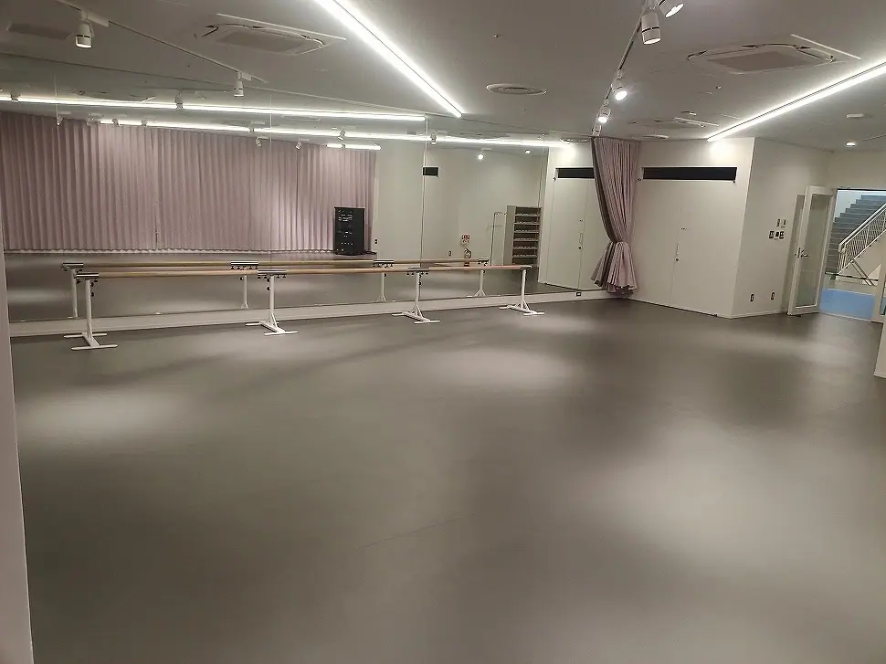 とくぎんトモニプラザ（徳島県青少年センター）小音楽室・音楽スタジオ（音楽・ダンススタジオの室内とバー）