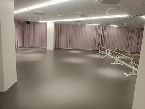 とくぎんトモニプラザ（徳島県青少年センター）小音楽室・音楽スタジオ：音楽・ダンススタジオの鏡とバー