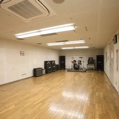 富田林市すばるホール 音楽練習室（ドラムとアンプのある室内）