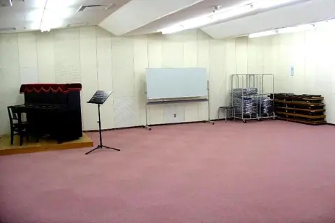 鳥取市文化ホール・練習室：ピアノと譜面台のある練習室