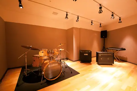スタジオファイン（富山市民プラザ内）：Aスタジオ。ドラム・アンプ