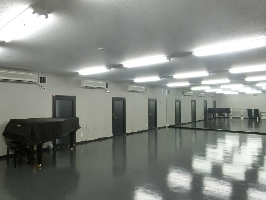 豊中市立文化芸術センター 練習室・スタジオ(グランドピアノと鏡のある練習室)