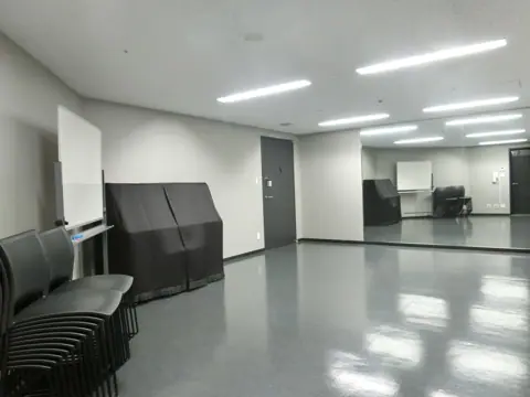 豊中市立文化芸術センター 練習室・スタジオ：ピアノと鏡のある練習室