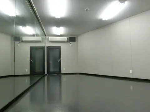豊中市立文化芸術センター 練習室・スタジオ：鏡のある練習室