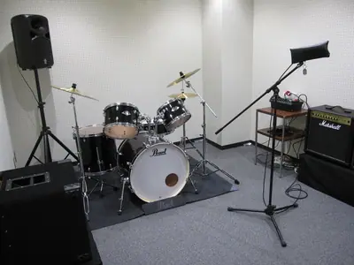 サンヒルズ安濃ハーモニーホール ミュージックルーム（ドラムとアンプのある室内）