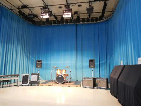 宇都宮市立視聴覚ライブラリー スタジオ：スタジオのドラムとアンプ