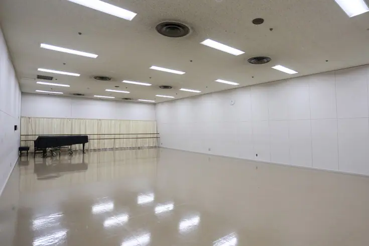 宇都宮市文化会館 第1練習室(第1練習室の室内とグランドピアノ)