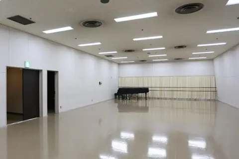 宇都宮市文化会館 第1練習室：第1練習室の入口側