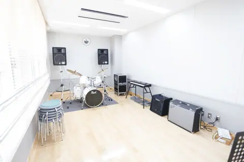 八千代市市民会館 音楽練習室・リハーサル室（第1音楽練習室のドラムとアンプ）