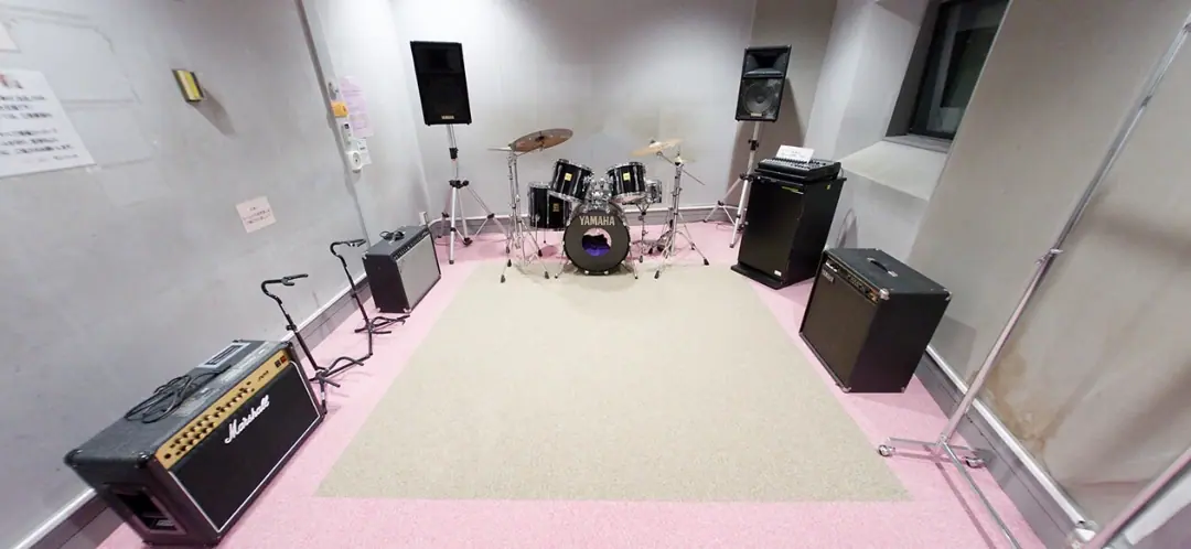 サンハート(横浜市旭区民文化センター)音楽工房(ドラムセットとギターアンプのある音楽工房)