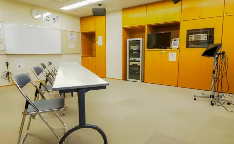 横浜市上飯田地区センター（音楽室。カラオケ機材と譜面台）