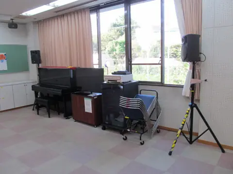 横浜市豊田地区センター（アップライトピアノとスピーカーのある音楽室）