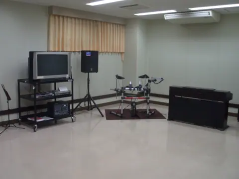 鴨居コミュニティセンター 音楽室（電子ドラム・ピアノ・スピーカーのある音楽室）